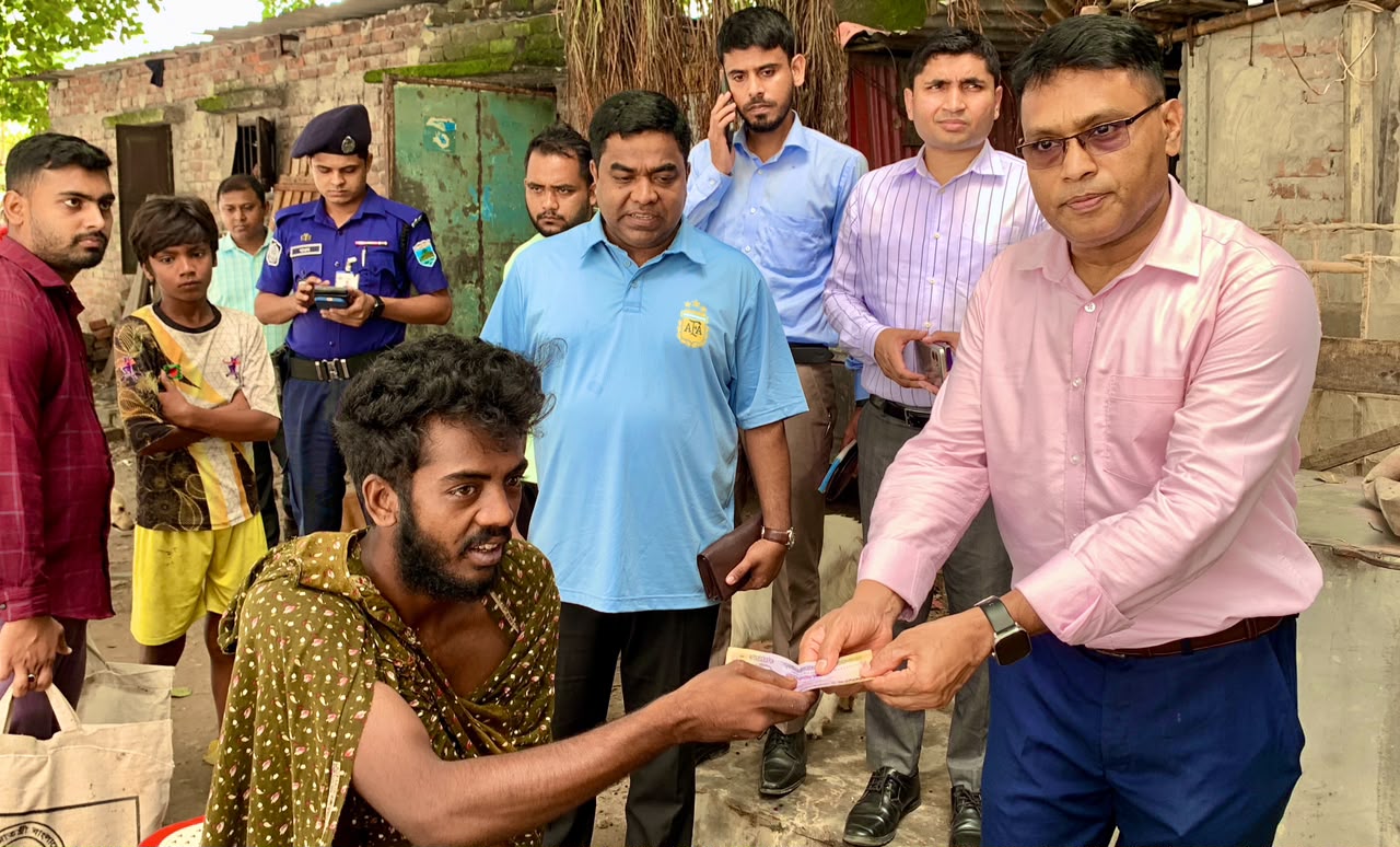 পদ্মায় হঠাৎ বড় ঢেউ, ক্ষতিগ্রস্ত জেলেদের পাশে রাজশাহীর ডিসি